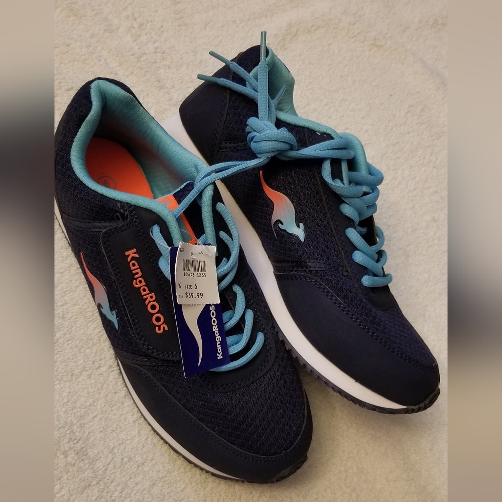 NWT KangaROOS Sneakers with Zipper Pockets Size 6